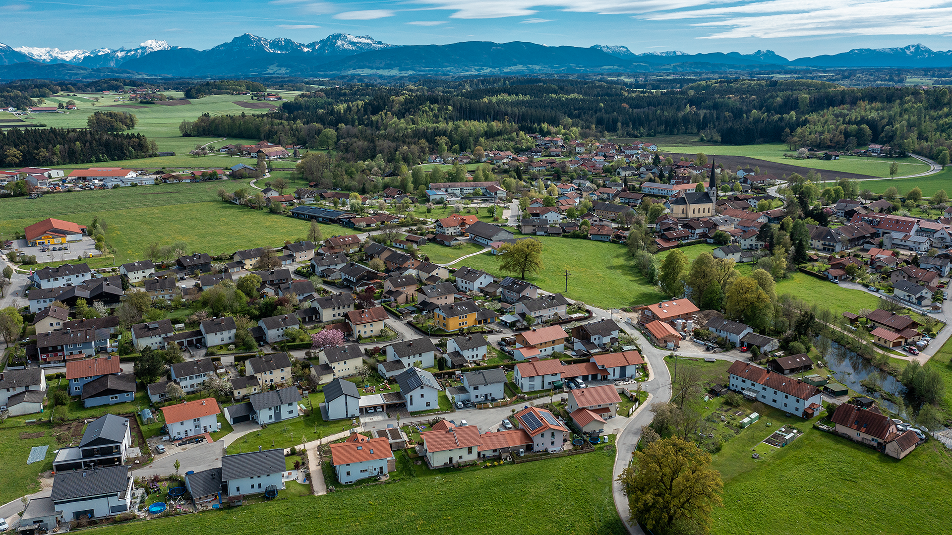 Geschaeftswelt-Kirchanschoering,-Bannerbild-Luftbild